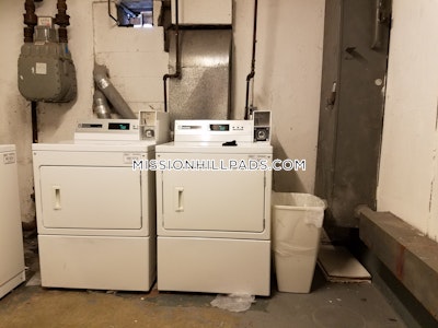 Mission Hill Great Studio 1 bath available 9/1 on Parker Hill Ave in Mission Hill! Boston - $2,000 No Fee